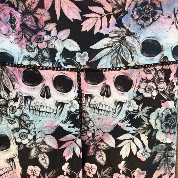 Evolution & Creation Sugar Skulls crop leggings - Picture 2 of 5
